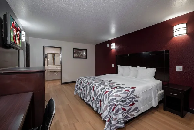 غرفة ديلوكس بسرير كينج، Red Roof Inn Morgan City 1/2