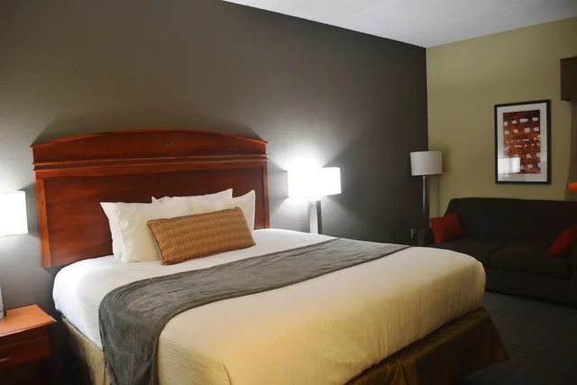 غرفة قياسية بسرير كينج مع أريكة، Best Western Delta Inn 1/3