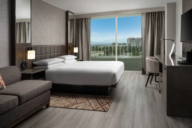 Concierge, Club, King Bed، Warner Center Marriott Woodland Hills 2/4