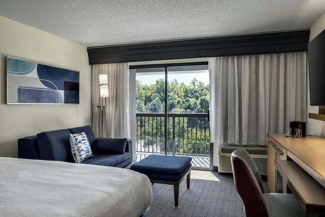 غرفة بسرير كينج، Courtyard by Marriott Richmond Chester 1/10