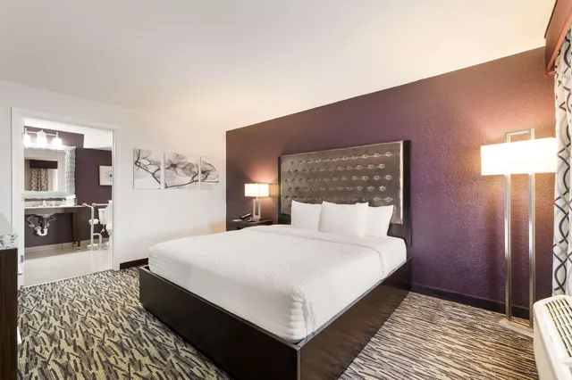غرفة بسرير كوين لذوي الإعاقة، Clarion Inn & Suites Across From Universal Orlando Resort 3/10