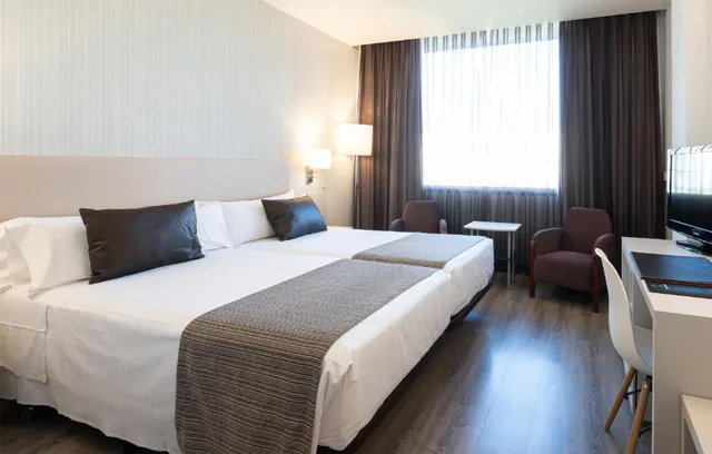 غرفة بسرير كوين وسريرين منفصلين، CATALONIA GRAN HOTEL VERDI 1/1