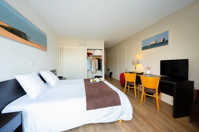 غرفة بسرير مزدوج، HOTEL DES REMPARTS 1/10
