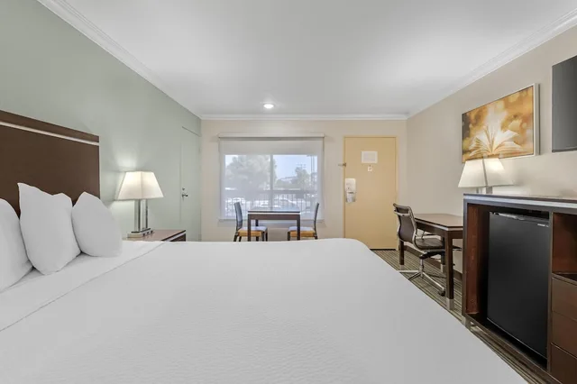 غرفة قياسية بسرير كينج، Best Western Courtesy Inn - Anaheim Park Hotel 1/10