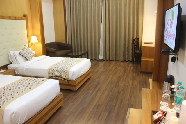 غرفة بسريرين منفصلين لذوي الإعاقة، Ramada by Wyndham Varanasi Katesar 3/4