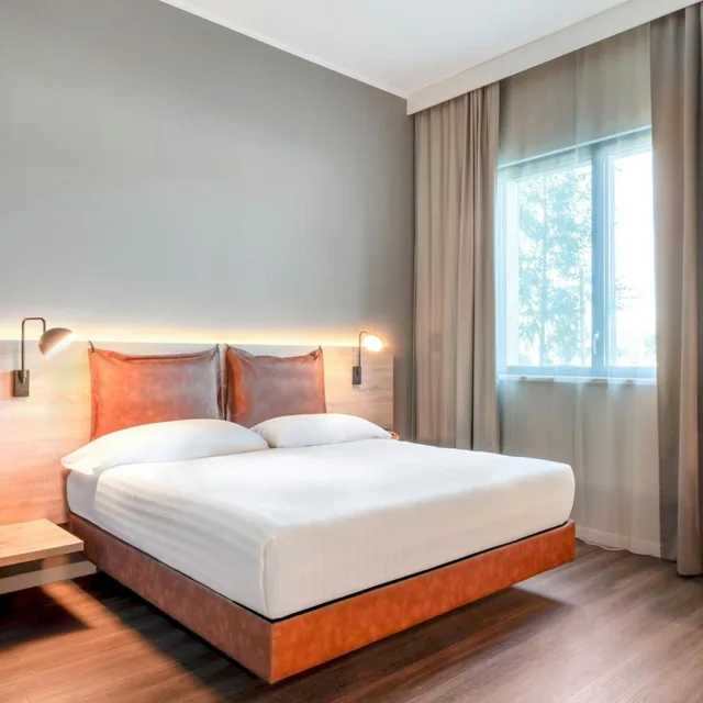 Moxy, King Bed, Queen Bed, Large, Accessible، Moxy Verona 1/3