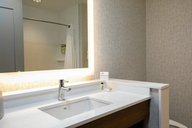 جناح بسريرين كوين مع أريكة، Holiday Inn Express Lethbridge Southeast 2/4