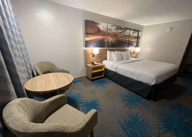 Standard, King Bed, Days Inn by Wyndham Valdosta I-75 6/10