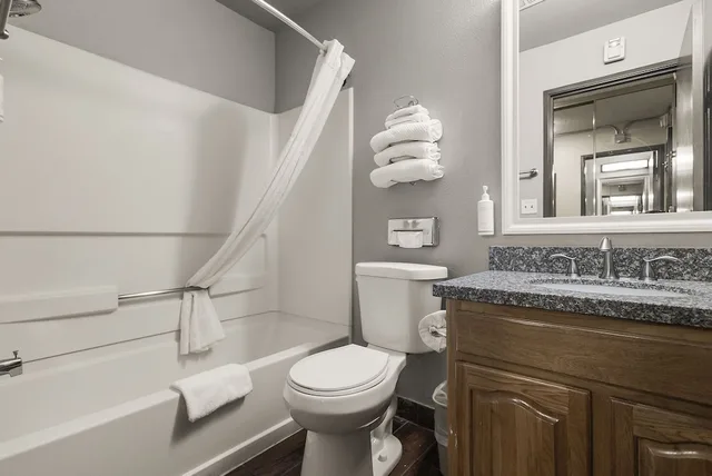 غرفة مفردة بسرير كوين، Sutter Inn 3/3