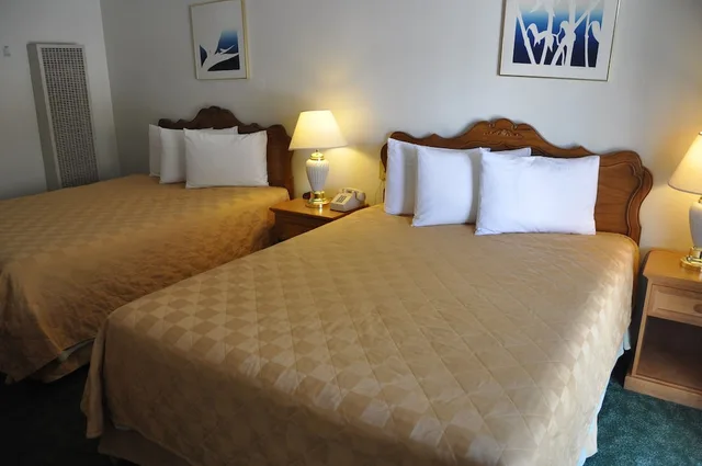 غرفة ديلوكس بسريرين كوين، Cedar Inn & Suites 2/8