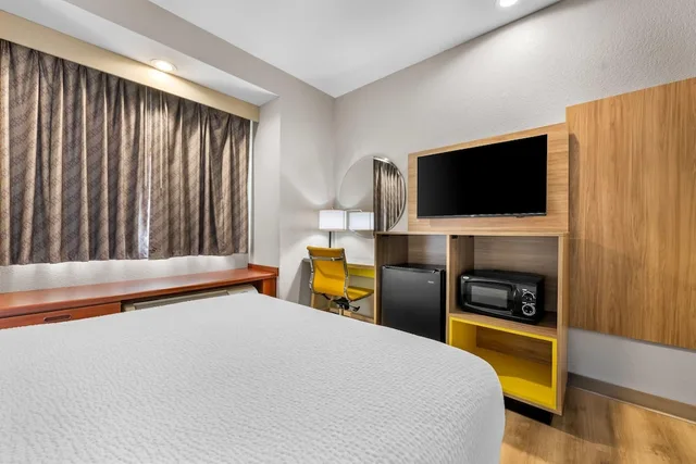 غرفة بسرير كوين لذوي الإعاقة، Days Inn by Wyndham near Kansas Speedway 3/8