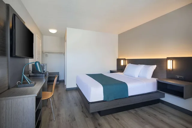 Standard, Queen Bed, Motel6 Woodland, CA - Sacramento Airport 3/8