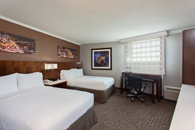 غرفة قياسية بسريرين مزدوجين لذوي الإعاقة، Holiday Inn Long Beach Airport 4/8