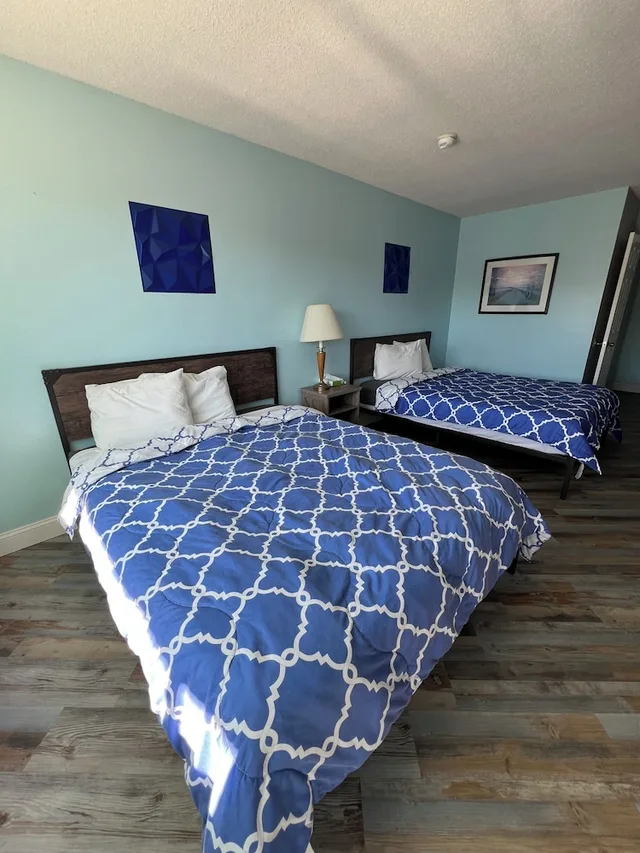 غرفة اقتصادية بسريرين كوين، Ambassador Inn 4/6
