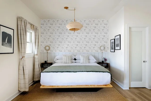 Room, Queen Bed, The Penny Lane 2/5