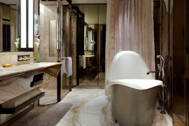 Bund, Twin Beds, with View، The Ritz Carlton Shanghai Pudong 3/4