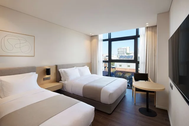 غرفة عائلية بسرير مزدوج وسرير فردي بمطبخ، Shilla Stay Jeonju 1/4