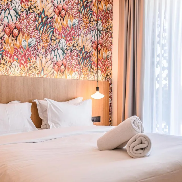 جناح جونيور، Afterwork Hotel 3/10