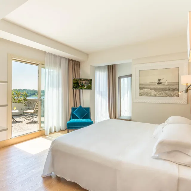 جناح جونيور بإطلالة على البحيرة بشرفة، Hotel Laurin 1/5
