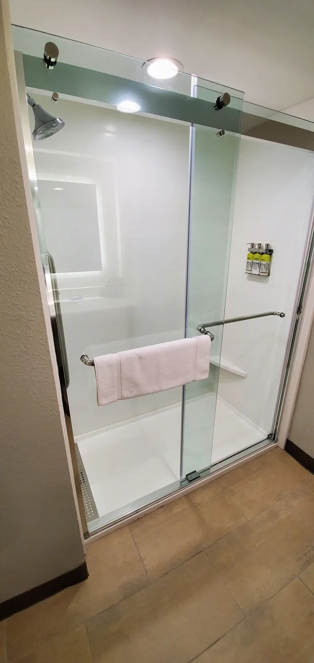 غرفة قياسية بسرير كينج، Holiday Inn Express Hotel And Suites Kinston 10/10
