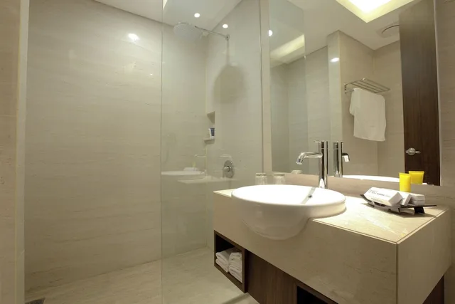 غرفة ديلوكس ثلاثية بسرير كينج وسرير فردي، Grand Soll Marina Hotel 2/2