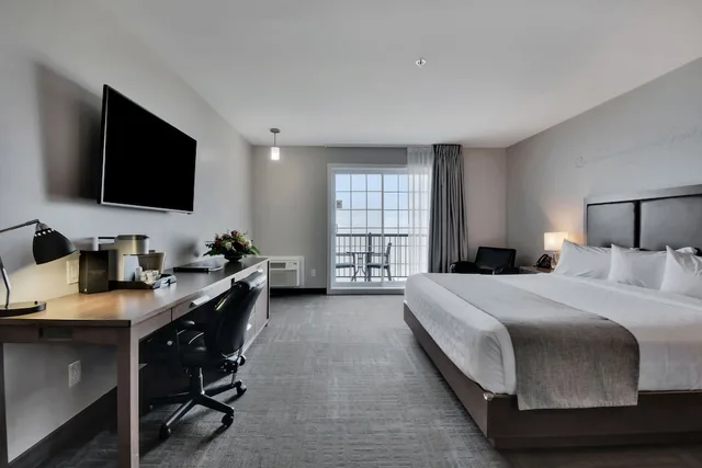 غرفة سوبيريور بسرير كينج بإطلالة على النهر، Hotel Le Petit Manoir Du Casino 4/7