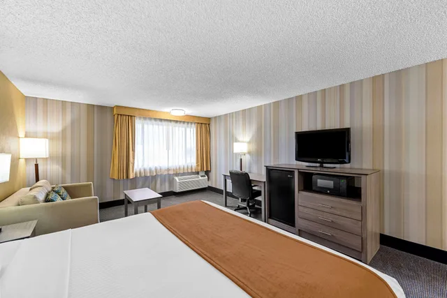 غرفة بسرير كينج مع أريكة، Best Western Cascadia Inn 2/6