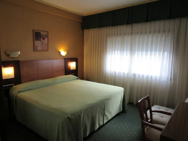 Room, King Bed, Virgen Del Camino 1/6