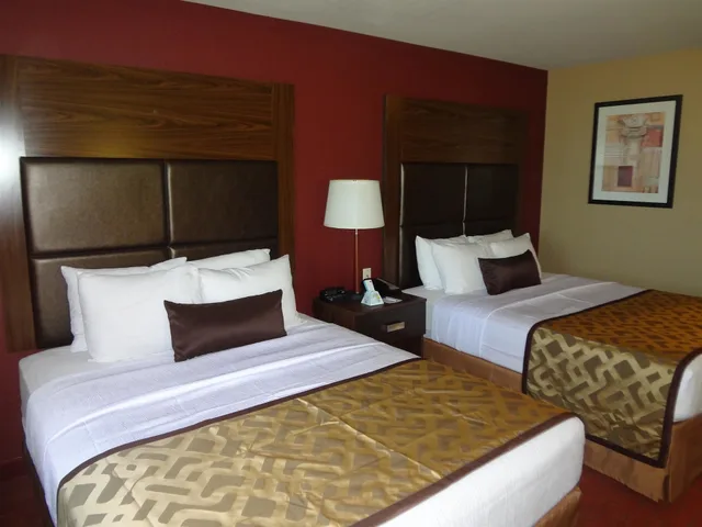 غرفة قياسية بسريرين كوين، Best Western Plus Woodland Hills Hotel Suites 3/8