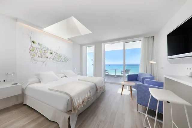 Junior Suite, Studio, King Bed, Sea View, Priority Location، Iberostar Waves Bahia de Palma - Adults Only 2/6