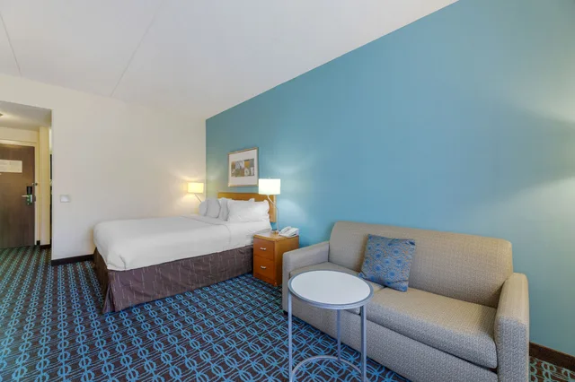 غرفة قياسية بسرير كينج مع أريكة، Quality Inn and Suites Sandusky 7/7