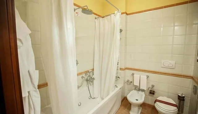 جناح عائلي بسرير كينج وسريرين منفصلين، Grand Hotel Vigna Nocelli 3/4