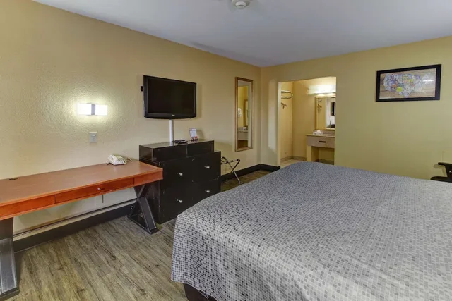 غرفة بسرير كينج لذوي الإعاقة، Econo Lodge Town Center 7/7
