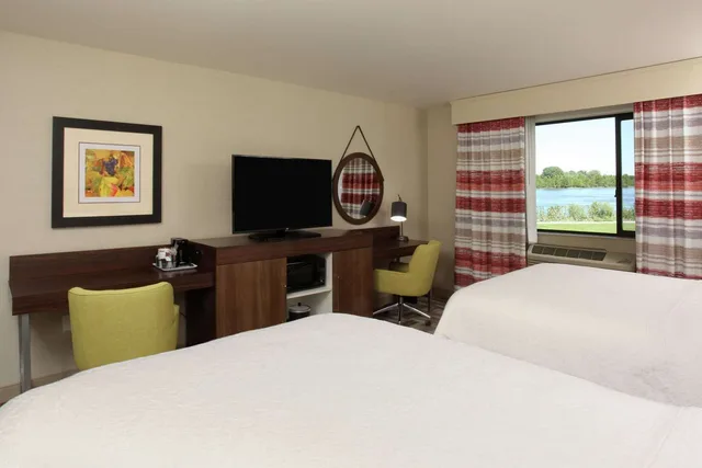 غرفة بسرير كوين بإطلالة على النهر، Hampton Inn Richland/Tri-Cities 1/2