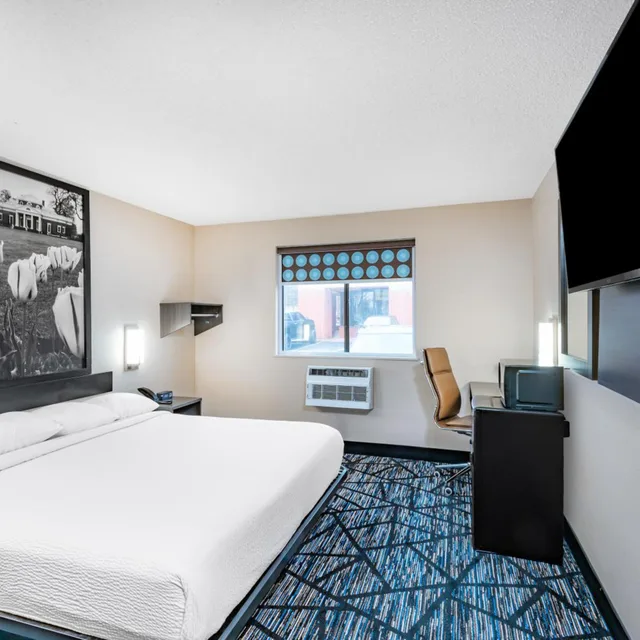 غرفة بسرير كينج بحوض استحمام لذوي الإعاقة، Super 8 by Wyndham Charlottesville 5/7