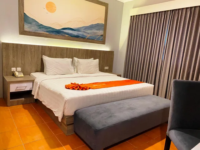 Junior Suite, Queen Bed, Front One Hk Resort Semarang 2/2