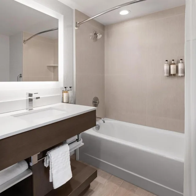 غرفة بسرير كينج وسريرين كوين بحوض استحمام لذوي الإعاقة، Aiden by Best Western Berkeley 2/2