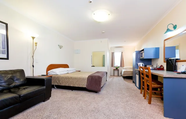 استوديو فاخر بسرير كوين وسرير فردي بحوض جاكوزي، Elliotts Kapiti Coast Motor Lodge 1/3