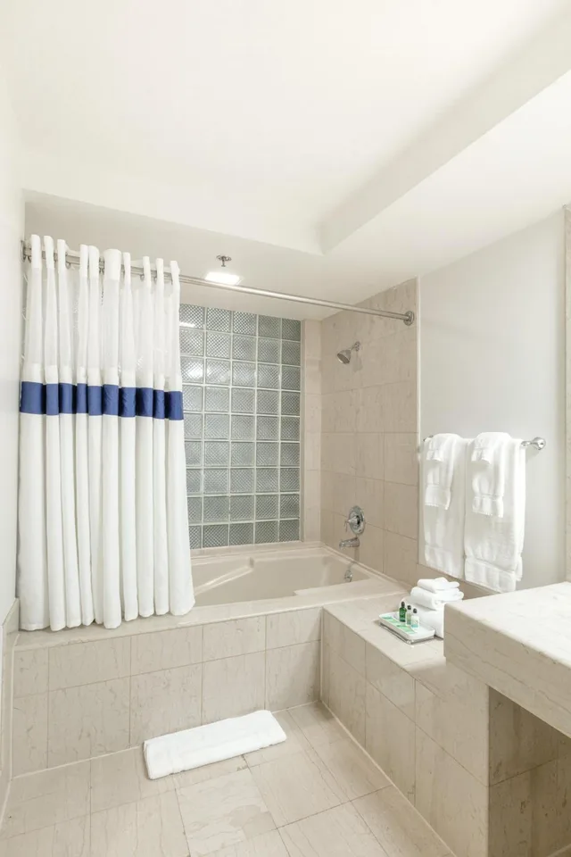 جناح بسريرين كوين، Atheneum Suite Hotel 3/3