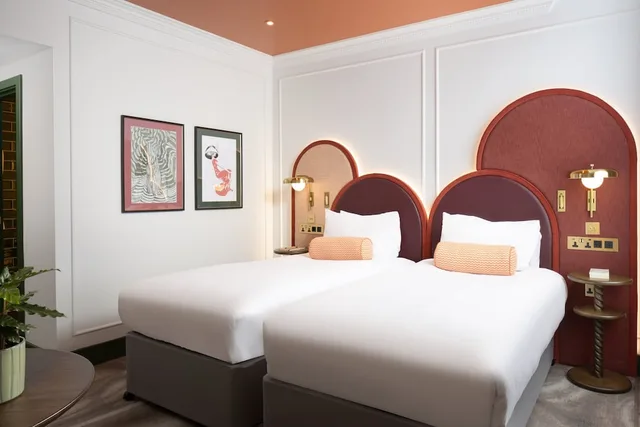 غرفة بريميوم بسريرين منفصلين، The Welbeck Hotel by IHG 1/2