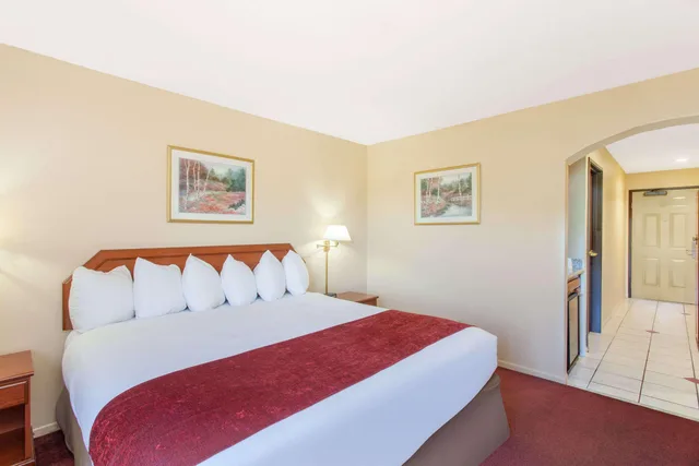 غرفة بسرير كينج، Ramada By Wyndham Fresno Northwest 1/2