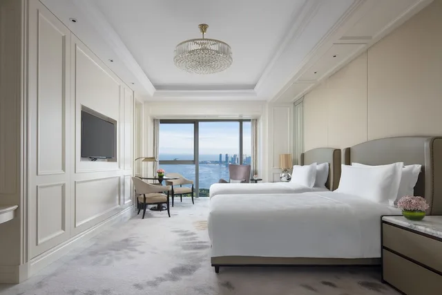 غرفة ديلوكس بسريرين منفصلين بإطلالة على البحر، The Langham Haikou 1/5