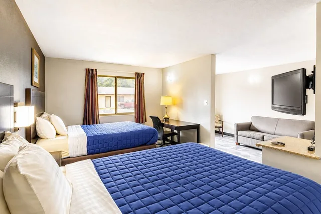 غرفة ديلوكس بسريرين كوين، Freer Executive Inn and Studios by OYO 4/8