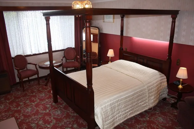 Spa, Suite, Queen Bed، MOTEL MAYFAIR ON CAVELL 1/2