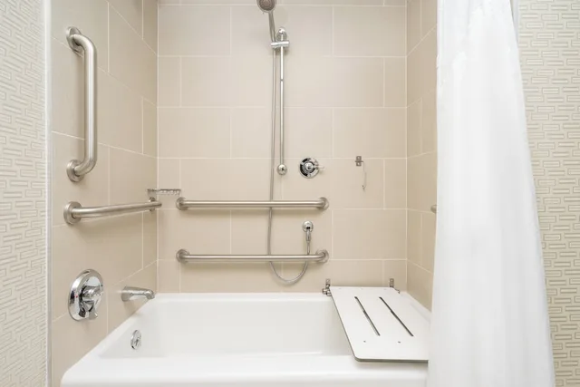 غرفة قياسية بسريرين كوين لذوي الإعاقة، Holiday Inn Manitowoc 4/4