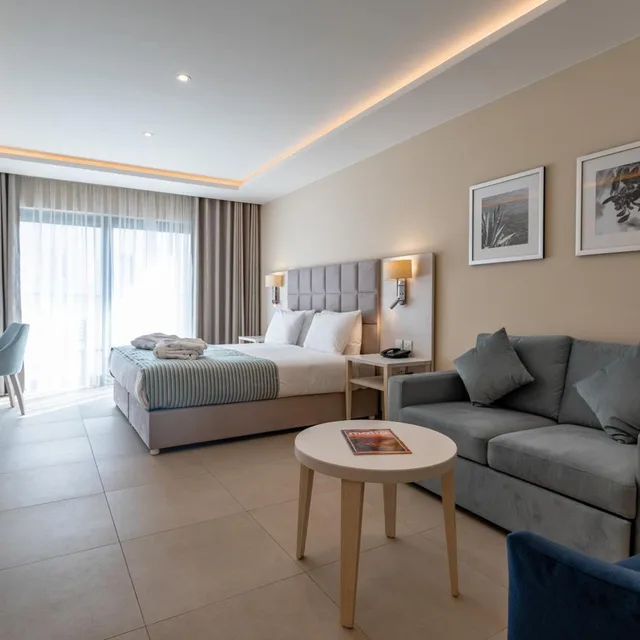 جناح جونيور بشرفة مع أريكة، Maritim Antonine Hotel and Spa Malta 7/10