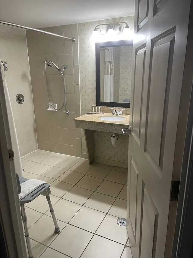 غرفة بسرير كينج لذوي الإعاقة، Wingate by Wyndham Southport 7/7