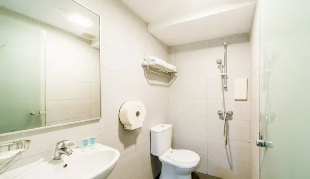 Family Suite, Queen and Twin Beds, No Window, Sandpiper Hotel 6/7