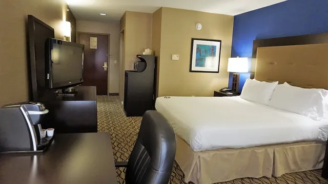جناح بسرير كينج مع أريكة، Holiday Inn Express Hotel Suites Gibson 2/5