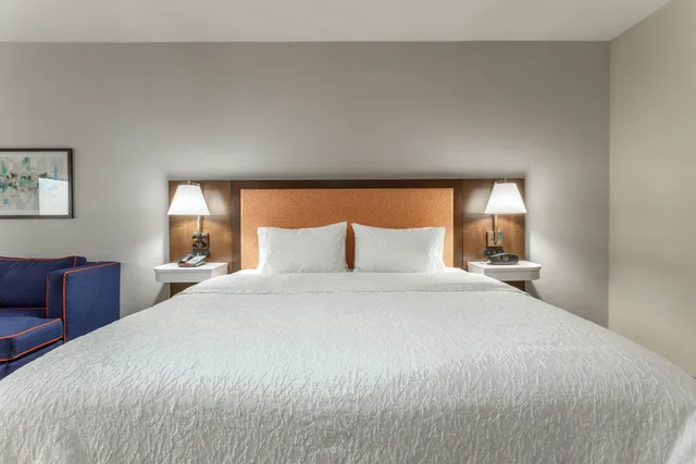غرفة بسرير كينج مع أريكة، Hampton Inn Jefferson City at Capital Mall 3/3